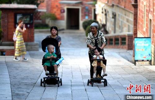 中国侨网两位老奶奶带着孙子、孙女在五店市游览。　王东明　摄