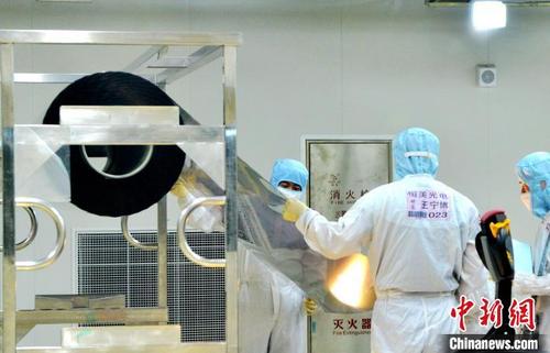 中国侨网9月27日，恒美偏光片智造工厂正式投产。图为恒美偏光片成功下线。　张斌　摄