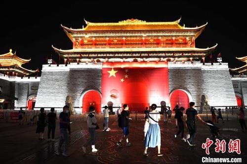 中国侨网闽越水镇门口悬挂巨幅国旗喜迎国庆。 王东明 摄