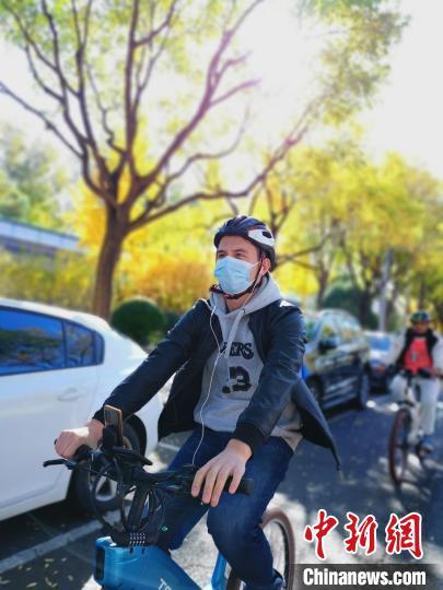 中国侨网留学生们参加“北京中轴线走读”骑行活动。　“北京阅读季·大学生读书节”主办方供图