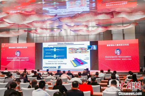 中国侨网11月3日，2022福建（晋江）石墨烯大会举行，诺贝尔物理学奖得主康斯坦丁·诺沃肖洛夫视频连线。　晋江宣传部供图