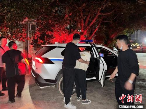 中国侨网图为办案民警将犯罪嫌疑人押解回惠州。　惠州铁路公安处供图