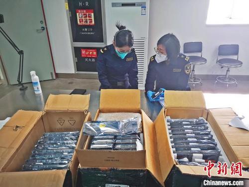 中国侨网广州海关“龙腾行动2022”查扣侵权嫌疑货物逾358万件，图为海关关员在工作中。　关悦　摄