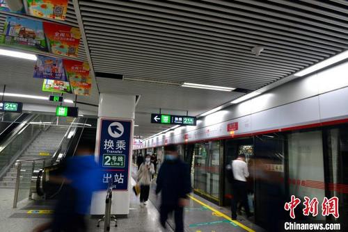 中国侨网图为11月24日，乘坐福州地铁出行的民众。　张斌　摄