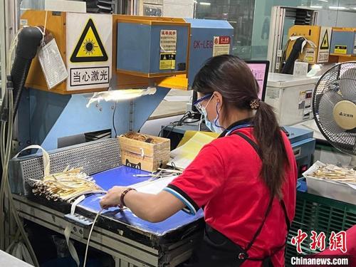 中国侨网巨一集团生产车间 王题题 摄