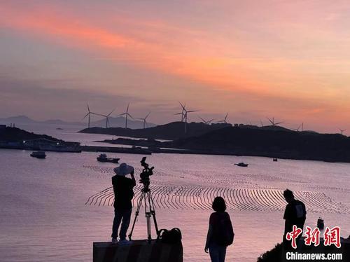 中国侨网节目组拍摄莆田风光。　福建省广播影视集团卫视中心供图