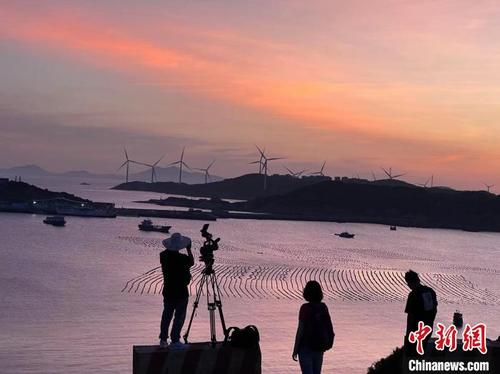 中国侨网节目组拍摄莆田风光。 福建省广播影视集团卫视中心供图
