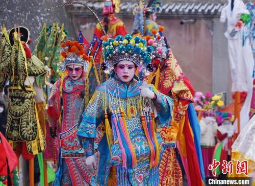 中国侨网图为进行高跷表演的演员们。 马铭言 摄