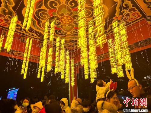 中国侨网图为元宵奇妙游活动现场的诗词灯饰。　王宇　摄