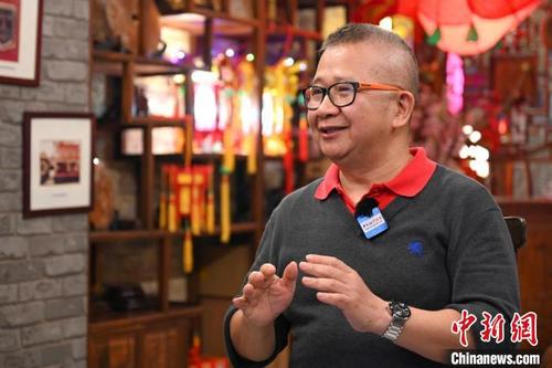 中国侨网图为江门东艺宫灯制作技艺传承人李仰东 陈骥旻 摄