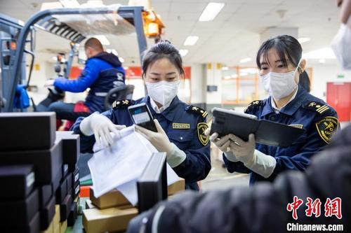 中国侨网图为北京海关所属首都机场海关关员对出口货物进行查验。　方星　摄