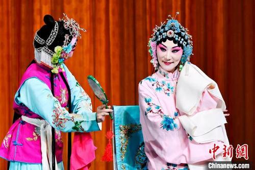 中国侨网图为由福建京剧院程派名家孙劲梅领衔主演的京剧《碧玉簪》剧照。 福建京剧院供图