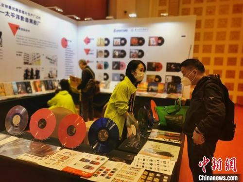 中国侨网音响唱片发烧友逛展　程景伟　摄