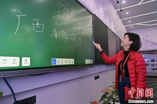 中国侨网3月31日，海外华文媒体在同方计算机玉林生产基地参观体验。　俞靖　摄