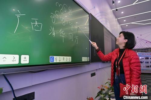 中国侨网3月31日,海外华文媒体在同方计算机玉林生产基地参观体验。 俞靖 摄