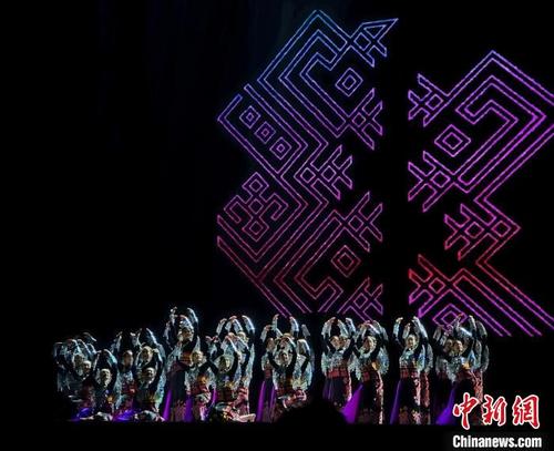 中国侨网4月22日,2023年海南黎族苗族传统节日“三月三”节庆活动乐东主会场开幕式暨主题文艺晚会在乐东上演 王晓斌 摄