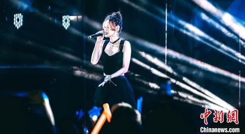中国侨网台湾歌手薇拉在音乐节上表演。　钟欣　摄
