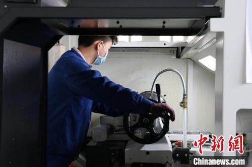 中国侨网永康职技校学生在车间实训(资料图) 童笑雨 摄