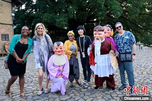 中国侨网美国知名艺术家代表团成员到漳州市南靖县云水谣参访。 张金川 摄