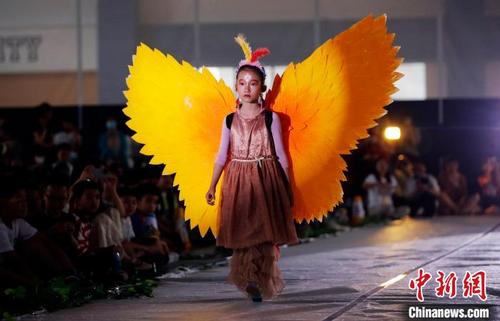 中国侨网小朋友在展示环保服装。 汤彦俊 摄