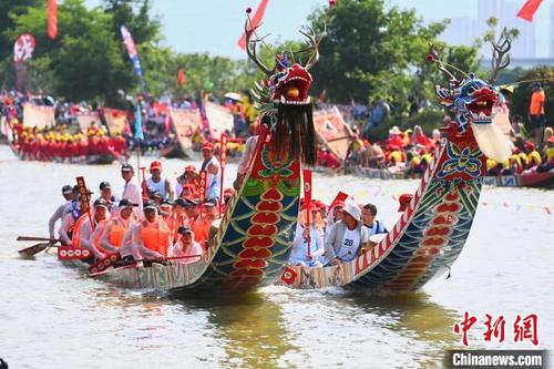 中国侨网两艘戴着龙头造型的龙船进行“爬龙船”竞渡。　王东明 摄