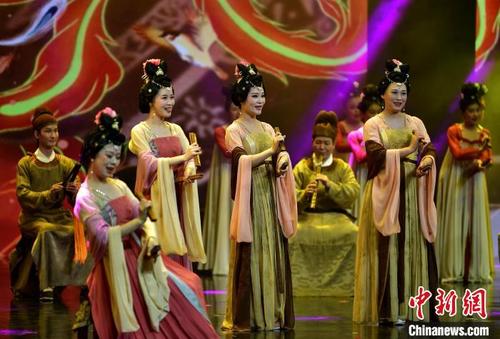 中国侨网图为来自泉州南音乐团和泉州艺术学校的演员在世遗之夜晚会上表演南音《百鸟归巢》。　张斌 摄