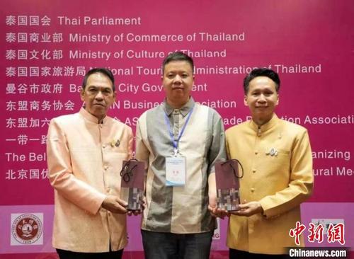 浙江温州龙港非遗传承人带“中国漆器”至泰国 促文明交流