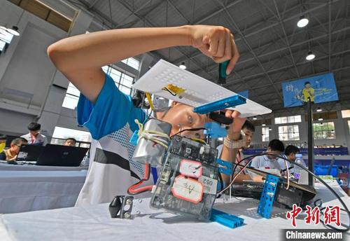 中国侨网一名参赛少年在创新挑战赛中搭建比赛机器人。林弘梫 摄