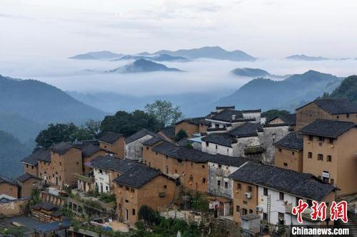 中国侨网五彩斑斓的农作物与鳞萃比栉的土楼交相辉映,描绘出一幅山村土楼丰收“晒秋”图。 樊成柱 摄