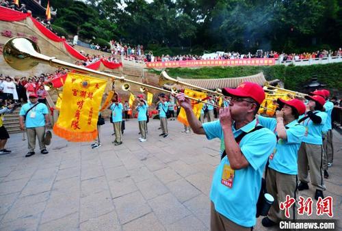 中国侨网图为9月19日，来自台湾的哨角队吹哨迎妈祖金身起驾巡安莆田。中新网记者 张斌 摄