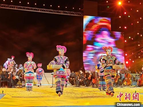 中国侨网图为演员表演彝族原生态服装、盛装秀。中新网记者 韩帅南 摄