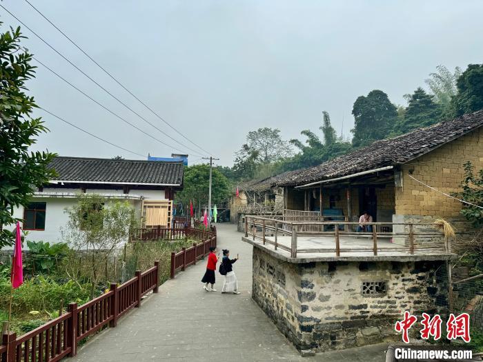 中国侨网陇鉴古寨里多为传统两层杆栏式建筑房子，一楼养禽畜，二楼住人。林洁琪 摄