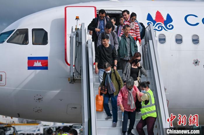 中国侨网图为从柬埔寨金边国际机场乘坐KR9755航班的旅客平安抵达三亚凤凰国际机场。中新网记者 骆云飞 摄