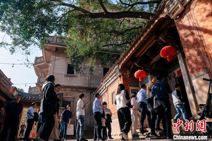 中国侨网游客参观梧林村旅菲侨胞蔡德鑨当年的宅邸“德鑨五间张”。中新网记者 李南轩 摄