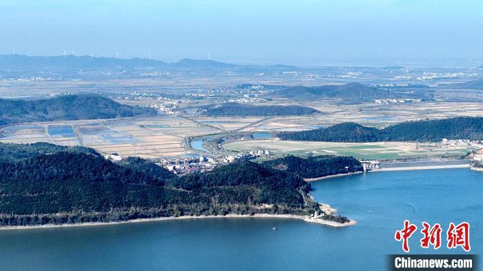 中国侨网图为江西九江市彭泽县浪溪水库青山如黛,碧水如画,青山绿水间