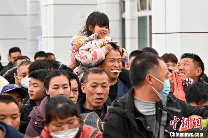 中国侨网乘坐K4562次列车的旅客在广州站内候车。记者 陈骥旻 摄