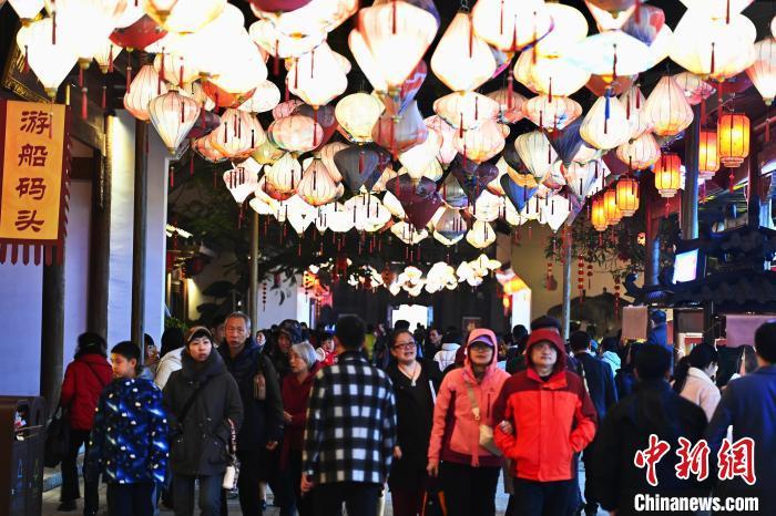 中国侨网闽越水镇张灯结彩迎新春。中新网记者 王东明 摄