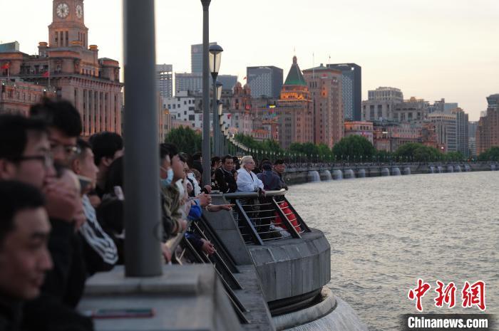 中国侨网游客在上海市黄浦区外滩滨江步道上欣赏黄浦江两岸美景。中新网记者 殷立勤 摄