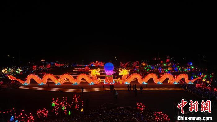 中国侨网2月6日晚，青海省西宁市湟中区甘河城市郊野公园新春灯会，扮靓这座高原古城，吸引民众拍照打卡。图为航拍灯会全景。（无人机图片）中新社记者 薛蒂 摄