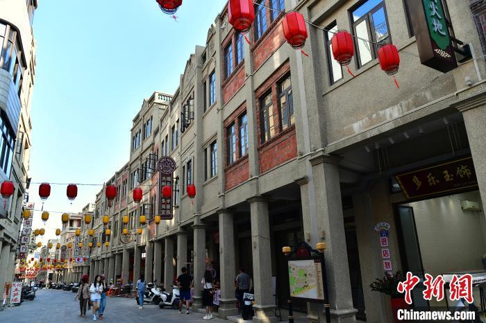 中国侨网5月14日,提升改造后的福建省石狮市八卦街核心区,南洋风格的骑楼与闽南特色的红砖古厝交相辉映,构成了一幅独特的街景。位于石狮中心老城区的八卦街,是这座侨乡城市历史文化的核心承载地。从隋唐起,八卦街由驿道聚集成市,由市聚居成村落,发展到近现代,成为坐拥“九街十一巷”的繁华商贸中心,见证了石狮千年的发展轨迹。图为保护提升后的八卦街街景。中新社记者 张斌 摄