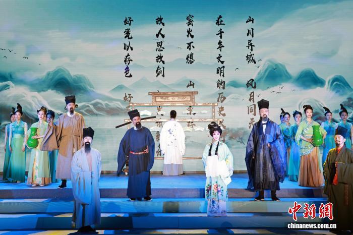 中国侨网7月19日,表演者演绎《处州风华录》。当晚,“秀山丽水·飞越梦想”国际诗会在浙江丽水举行,来自海内外的留学生、华侨代表及文艺工作者相聚一堂,以中外经典诗篇朗诵为核心,融入歌舞演绎、民族服饰走秀、器乐合奏和非遗技艺展示等多元形式,诵经典、展风采、传文化。孙杨洋 摄