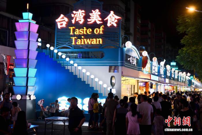 中国侨网8月11日晚，福建福州，市民和游客在达明美食街品尝台湾美食。当日，福州虽高温橙色预警，夜经济仍火热。中新社记者 王东明 摄
