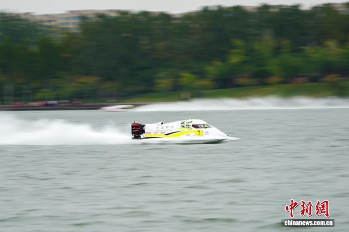 中国侨网10月10日，河南郑州，2025年世界F1H2O摩托艇中国郑州大奖赛在郑东新区龙湖水域开赛。当日，参赛选手在该水域进行首场练习赛。图为F1H2O摩托艇在水面高速行驶。中新社记者 范晓恒 摄