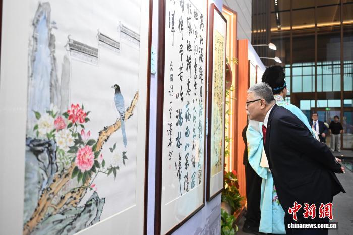 中国侨网5月27日,“皖美如画·RCEP成员国华人书画大赛”优秀作品展在安徽省黄山市举行,吸引RCEP成员国嘉宾观展。2026RCEP地方政府暨友城合作(黄山)论坛也将于28日在黄山市正式启幕。图为嘉宾正在观展。中新社记者 韩苏原 摄