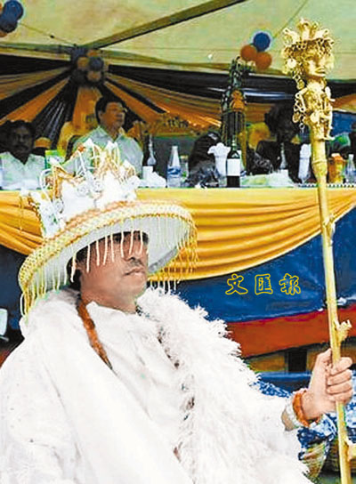 身着酋长长袍的房一波.(香港《文汇报》)