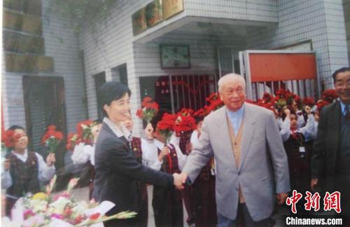 中国侨网1997年,台胞吴昌涛(前排年长者)参加其捐资助建的温州广场路小学世纪楼落成典礼 温州台办供图