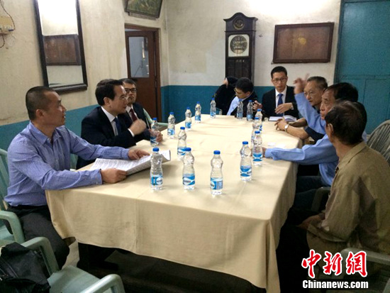 谭天星与报社编辑和董事座谈。夏春平