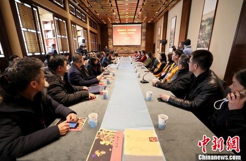 中国侨网1月9日，“华助中心2018年度工作交流会”在北京举行，当日下午，与会代表在故宫与故宫志愿者交流。“海外华侨华人互助中心”（简称“华助中心”）是国务院侨办惠侨计划之一，目前已在40个国家和地区共成立了60家“华助中心”。中新社记者 张宇 摄