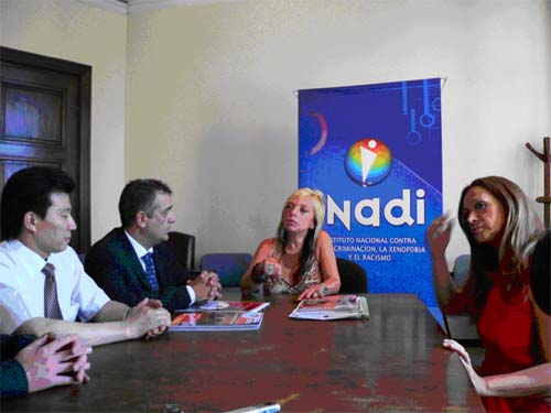 为华商争取权益 阿根廷华人超市公会高调反歧视