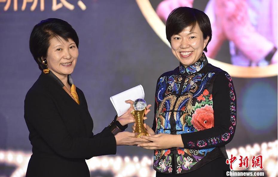 中国新闻社总编辑王晓晖（左）为叶嘉莹代表、叶嘉莹助手张静颁奖